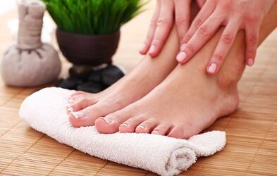 A gomba előfordulásának megelőzése a lábak körmén