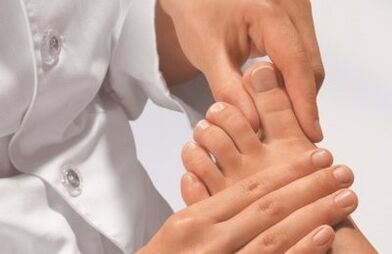 Az orvos ujjainak vizsgálata a lábak gombacal